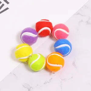 Detailaufnahme von bunten 2cm Mini-Tennisball-Anhängern in verschiedenen Farben für Schlüsselanhänger