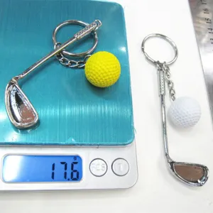 Detailweergave van golfsleutelhanger met gewicht van 17,6 g op digitale schaal