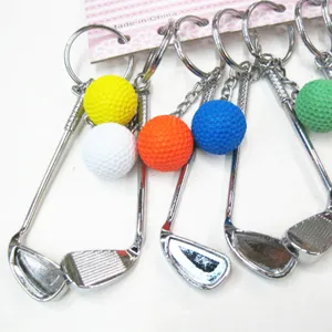 Gedetailleerd overzicht van metalen golfclub sleutelhangers met kleurrijke mini golfballen