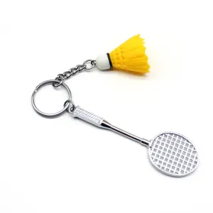 Gedetailleerde macro-opname van een mini-badmintonracket en gele shuttle-sleutelhanger