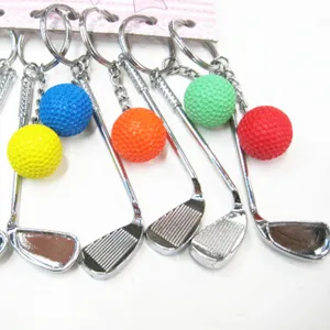 Detailweergave van kleurrijke golfbal- en metalen club-sleutelhangers