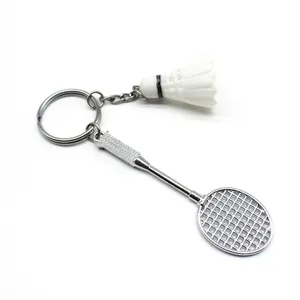 Macro-opname van zilveren mini-badmintonracket en shuttle-sleutelhanger voor sportfans
