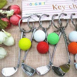 Creatieve metalen golfclub sleutelhangers met kleurrijke miniballen voor sportliefhebbers.