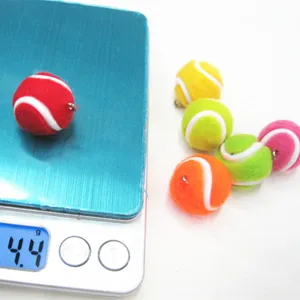 Gewichtsmessung von Mini-Tennisball-Anhängern, die 4,4 Gramm auf der Waage anzeigen