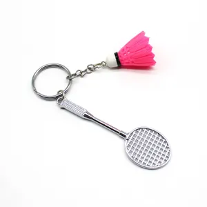 Detailopname van mini badmintonracket en roze shuttle sleutelhanger met metaallook