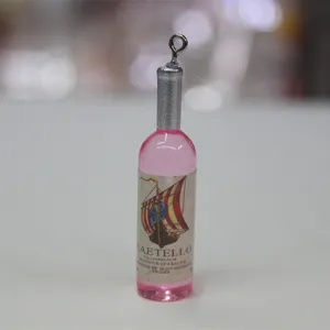 Vue détaillée d'une mini-bouteille de vin rose miniature avec étiquette réaliste