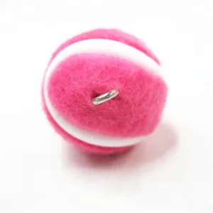 Makroaufnahme eines mini pinkfarbenen Tennisball-Schlüsselanhängers mit silbernem Metallring