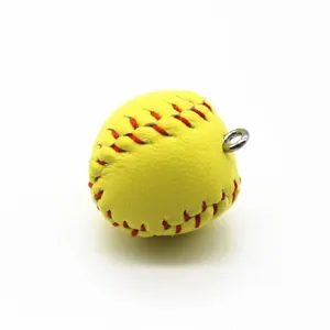 Λεπτομερής προβολή μίνι κίτρινου softball γούρι με κόκκινη ραφή για μπρελόκ κόσμημα