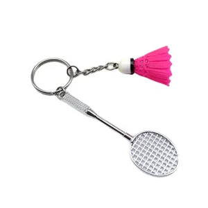 Miniatuur badmintonracket en roze shuttle sleutelhanger set in zilveren afwerking