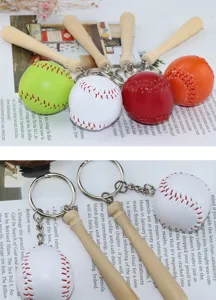 Κοντινή λεπτομέρεια από πολύχρωμα μπρελόκ μπέιζμπολ και ξύλινα ρόπαλα σε φόντο εφημερίδας