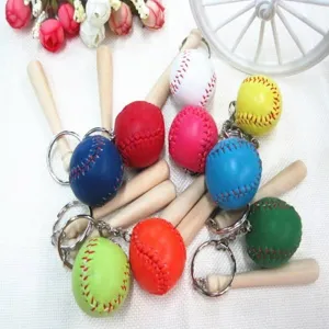 Vista dettagliata dei mini portachiavi colorati da baseball con mazze di legno per borse.