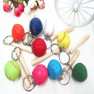 Vista dettagliata di mini portachiavi a forma di baseball e mazza in vari colori vivaci.
