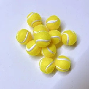 Nahaufnahme von gelben Mini-Filztennisbällen als Zubehör für Bastelarbeiten und Schlüsselanhänger.