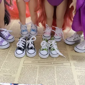 Gedetailleerde close-up van 7,8 cm mini canvas sneakers voor poppen en sleutelhangers