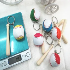 Detailweergave van kleurrijke honkbal sleutelhangers met gewichtsmeting op een weegschaal.