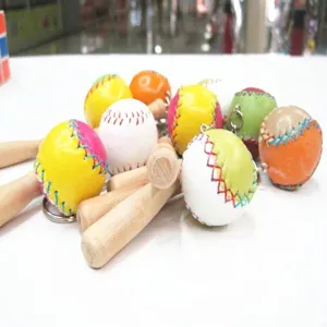 Vista dettagliata di portachiavi colorati in baseball di pelle e mazza di legno