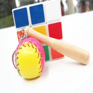 Primo piano di un mini portachiavi da baseball con palla colorata e mazza di legno