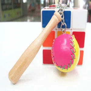 Vista dettagliata di un portachiavi da baseball creativo con mini mazza e palla in pelle