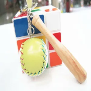 Dettaglio macro di portachiavi con mini baseball e mazza di legno