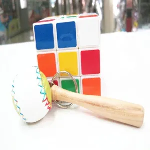 Dettaglio di un portachiavi creativo con mazzetta da baseball in legno e piccola palla