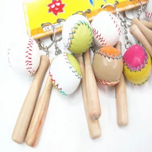 Vista dettagliata di portachiavi da baseball in pelle colorata e mazzette di legno