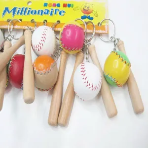Dettaglio portachiavi da baseball in pelle colorata e mini mazza di legno