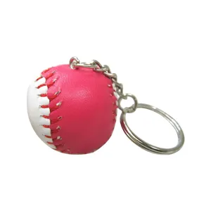 Gedetailleerd overzicht van een roze-witte honkbal sleutelhanger met zilveren ring