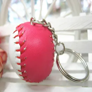 Detailopname van een stijlvolle roze en witte honkbal sleutelhanger met rode stiksels