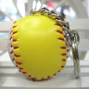 Detailopname van een gele softbal sleutelhanger met rode stiksels en zilveren ring.