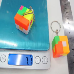 Detailed 2.5cm colorful puzzle cube keychain showing 7.1g weight and size measurements