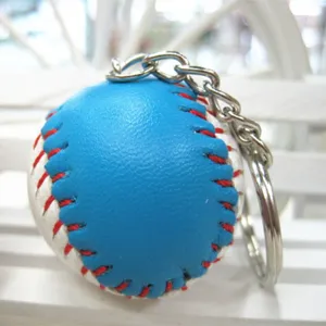 Detailopname van een blauw-witte honkbal sleutelhanger met rode stiksels en metalen ring