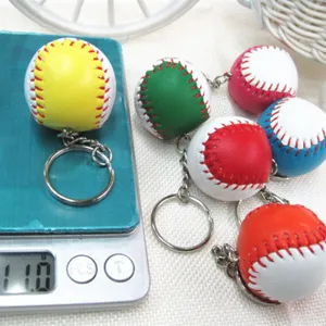Gedetailleerd overzicht van gekleurde mini-honkbal-sleutelhangers op weegschaal 11,0g