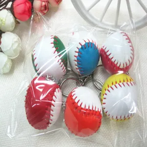 Set van zes kleurrijke mini-honkbal sleutelhangers in een transparante plastic verpakking