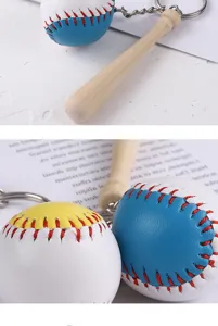 Detail van honkbal sleutelhangers met realistische stiksels en een houten knuppel