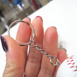 Gedetailleerd vooraanzicht van de zilveren metalen ring en ketting aan een honkbal sleutelhanger