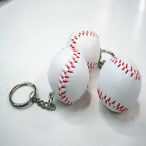 Gedetailleerd macro-overzicht van drie miniatuur honkbal sleutelhangers met rode stiksels en metalen ringen