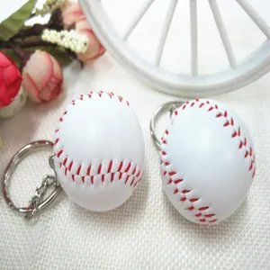 Detail van twee witte honkbal sleutelhangers met rode stiksels op witte stof