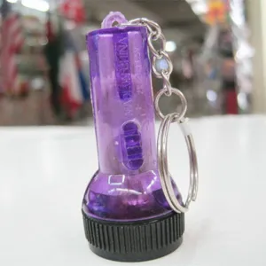 Detailansicht eines halbtransparenten violetten Mini-LED-Taschenlampen-Schlüsselanhängers.