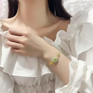 Vue rapprochée d'un bracelet en jade vert de style chinois au poignet d'un modèle