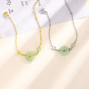 Vue détaillée de bracelets en jade de style chinois or et argent avec breloque