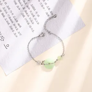Détail d'un bracelet en argent avec pendentif Ping An Kou en jade vert et charme de caractère Fu