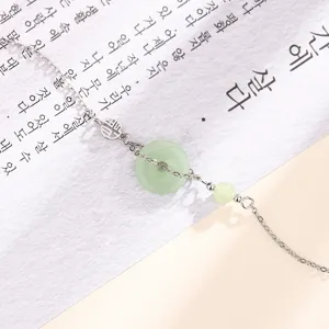 Vue détaillée d'un bracelet en jade de style chinois avec Ping'an Kou et chaîne