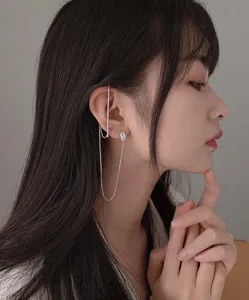 Gedetailleerd overzicht van punk minimalistische lange ketting oorbel met zirkoon