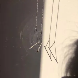 Minimalistische punkstijl zilveren ketting oormanchet met lineair staafdetail
