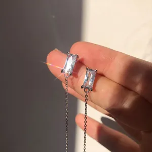 Minimalistische punk oorbellen met lange ketting en fonkelende zirkoon
