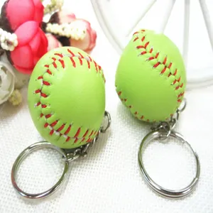 Detail van groene softbal sleutelhanger met rode stiksels en ring