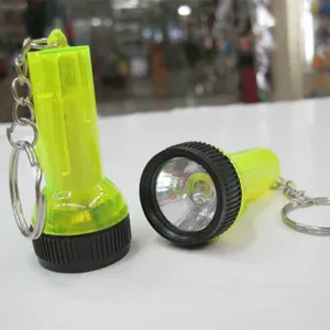 Nahaufnahme eines mini neongelben LED-Taschenlampen-Schlüsselanhängers mit Ring