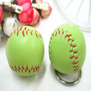 Detailopname van neongroene lederen softbal sleutelhanger met rode handstiksels