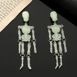 Detalle en primer plano de pendientes de esqueleto luminosos para fiesta de Halloween
