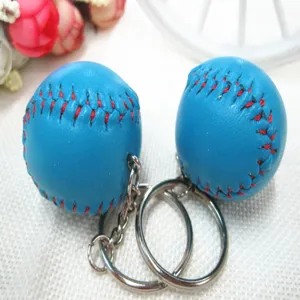 Close-up van een blauwe honkbal sleutelhanger met rode stiksels en metalen ring